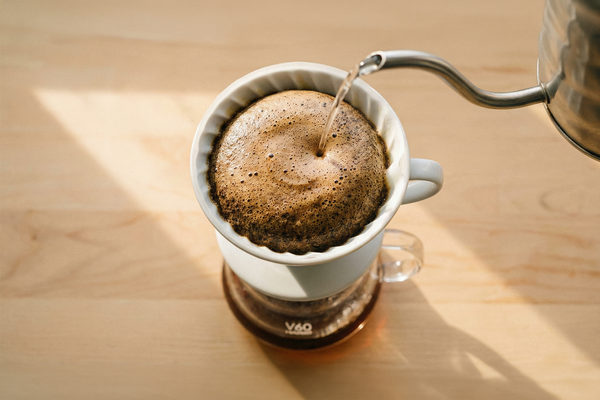 Café coado no V60 sendo visto de cima formando um lindo bloom (saída do excesso de CO2)